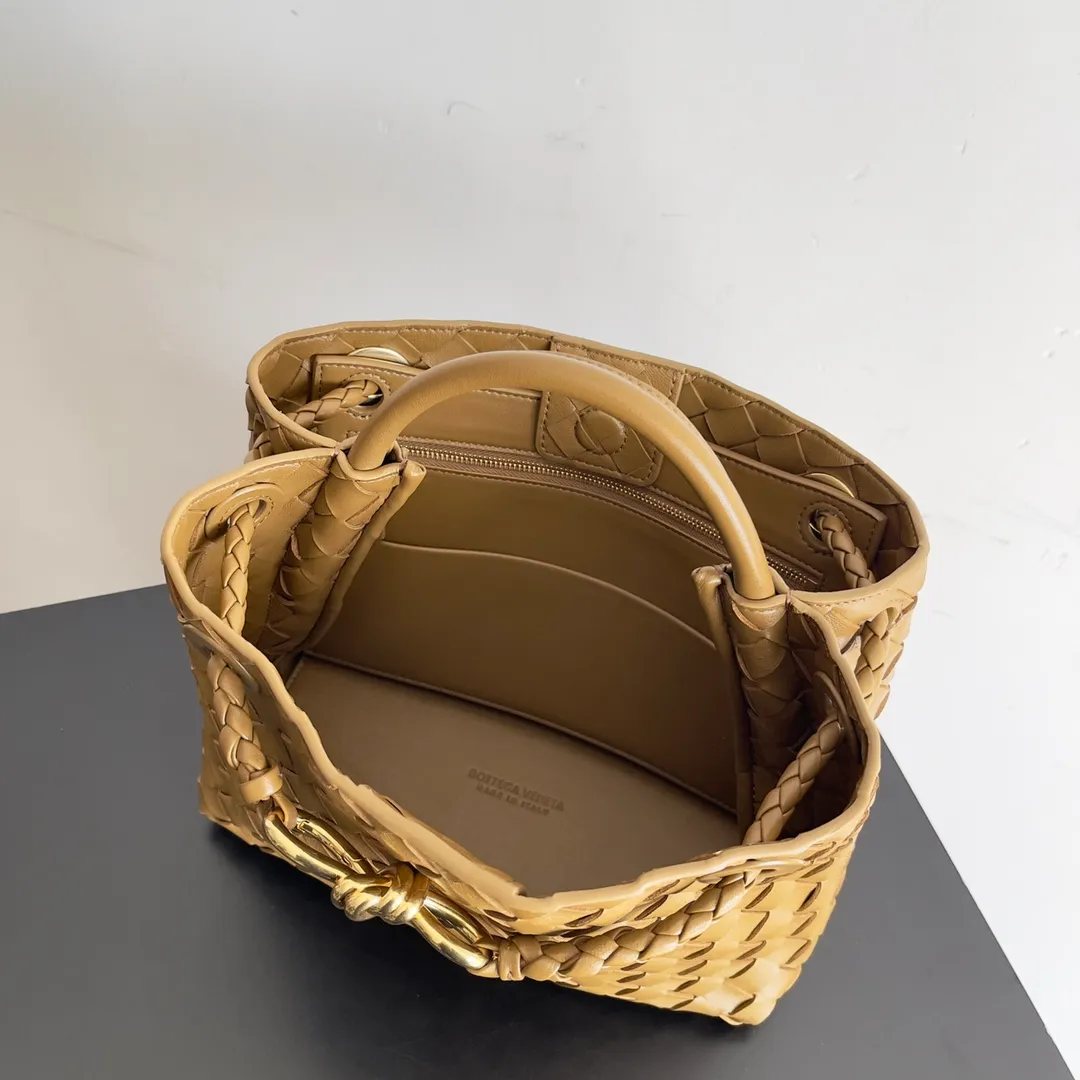 The 2023 new Andiamo batch of 1860 BV has been shipped‼ ️Really popular🔥The new Andiamo woven handbag launched by Bottega Veneta this season is really popular all over the world! ! Celebrities at home and abroad have worn it, and Oscar-winning actress Michelle Yeoh has taken it out on the street. Song Jia, Trai Yara, Yu Feihong, Sanji Ayaka, Rosie Hunting-Whiteley, Yoshioka Riho, etc. have all picked up this bag. It is classic and versatile, showing off its temperament, and the bag capacity is also large, which is very convenient for daily commuting! ! A variety of carrying methods, the shoulder straps can be adjusted by yourself, the original lambskin feels soft and delicate, and the neutral style is made to break gender boundaries and bring a more practical and longer-lasting use experience. Andiamo, which has both elegant and casual styles, perfectly interprets the true appearance of "fashionable old money style". Style number: 743568 Size: 25*22*10.5cm